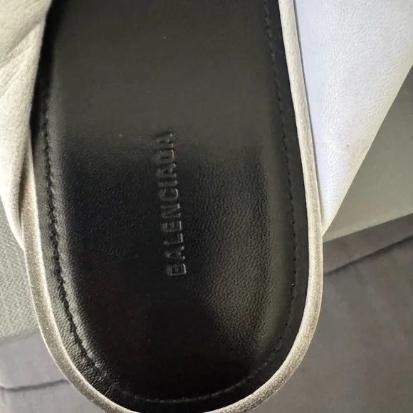 Balenciaga Ivory Gift Box - Picture 12 of 12